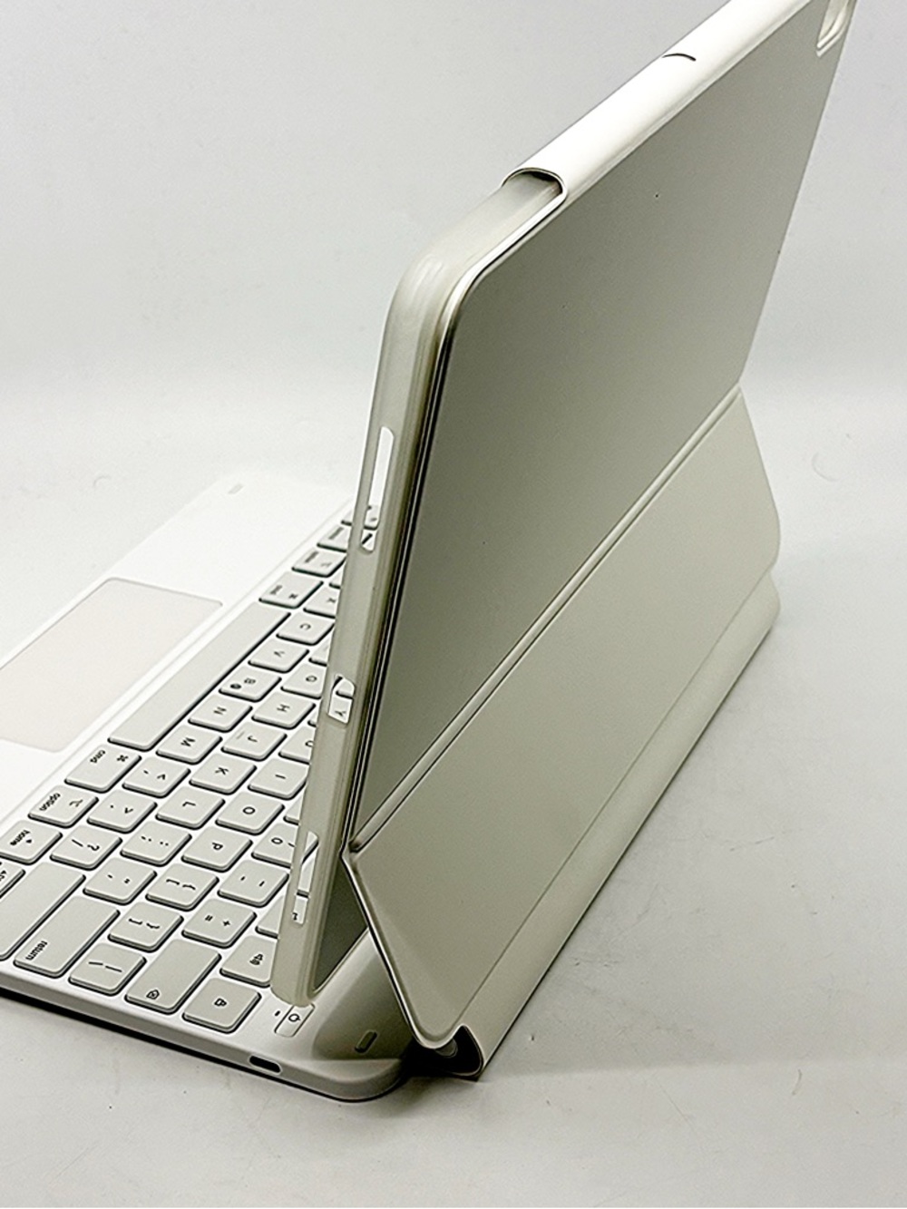 ESR iPad Air 13” Keyboard Case Trackpad Rebound 360 White M3 M2 - Picture 10 of 10